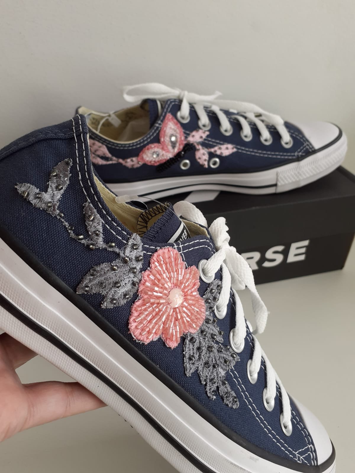 ALL STAR PRETO CANO BAIXO BORDADO EM LINHA FLORES ROSA